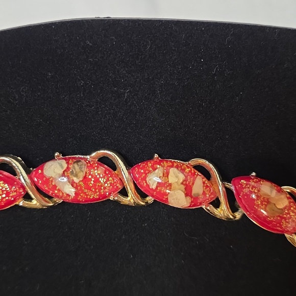 Elegant Red and Gold Tone Necklace - Picture 3 of 4